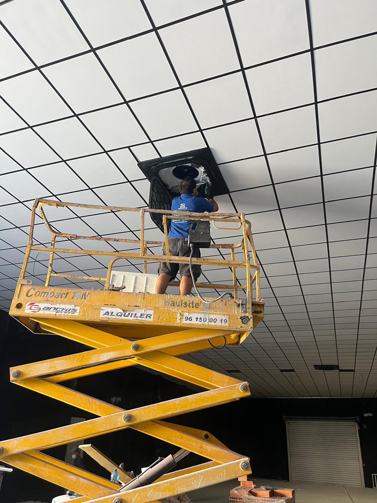 Javier Yohan Chacón trabajando en cuadro eléctrico